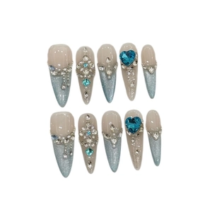 Faux ongles Ice Blue Cat Eye avec strass en cœur et dégradé de paillettes forme Stiletto