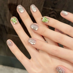 Unghie finte con fiocchi di neve e alberi di Natale con effetto glitter cat-eye