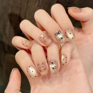 Faux ongles faits main œil-de-chat courts avec motifs de chat et nœud papillon