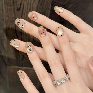 Faux ongles chat faits main avec effet œil de chat doré champagne et nœuds noirs