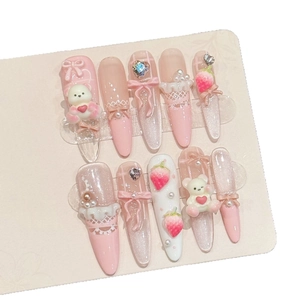 Faux ongles faits main motif ours fraise en rose poudré avec décors 3D et perles