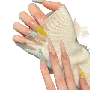 Faux ongles dégradés avec fleurs 3D et perles pour un style doux et chic
