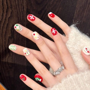 Faux ongles de Noël faits main avec motif Père Noël, flocons de neige et paillettes fête
