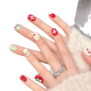 Faux ongles de Noël faits main avec motifs de Père Noël, flocons et sucres d'orge