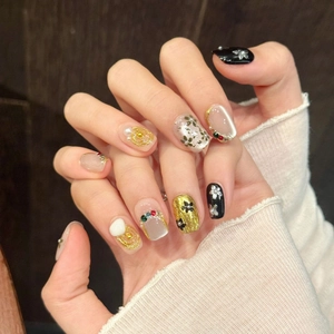 Faux ongles baroques faits main avec fleurs colorées, perles et reliefs dorés