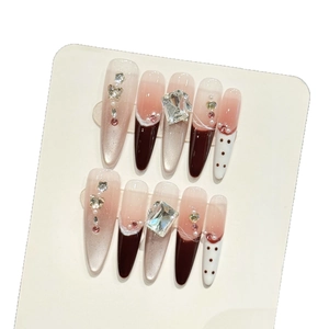 Faux ongles œil-de-chat bordeaux faits main avec pois blancs et strass carrés brillants