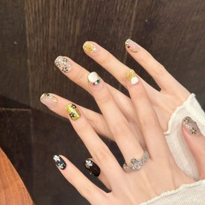 Faux ongles baroques faits main avec motifs floraux et perles pour un look élégant