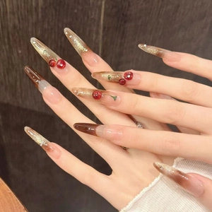 Unghie finte stiletto fatte a mano con design a ciliegia ambra, ombre e glitter dorati
