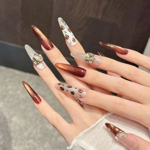 Faux ongles faits main motif léopard avec finition œil de chat et strass brillants