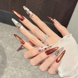 Faux ongles léopard faits main avec effet œil de chat marron et strass de luxe
