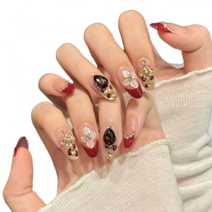 Unghie finte French bordeaux con fiori 3D e strass brillanti a forma di goccia d'acqua