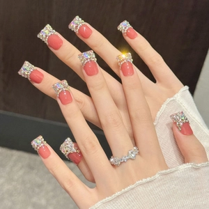 Unghie finte fatte a mano rosa con strass colorati e anello a fiore in argento di lusso