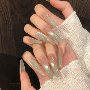 Luxuriöse Cat-Eye-Nägel in Mandelform mit grün-rosa Farbverlauf und Perlen-Dekor