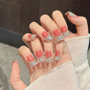 Unghie finte quadrate rosa corallo con punte french di lusso e strass scintillanti