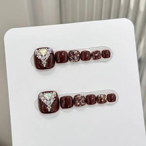 Faux ongles d'orteils bordeaux foncé avec strass en V et finitions pailletées brillantes