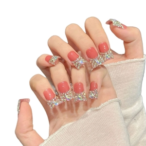 Unghie finte rosa scintillanti con strass iridescenti di forma quadrata-ovale
