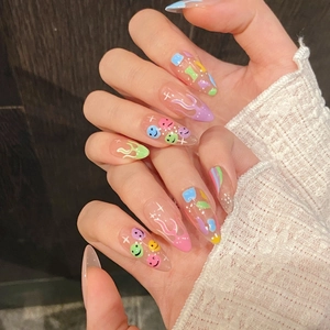 Faux ongles longs stiletto colorés avec smileys, motifs arc-en-ciel et dessins de flammes