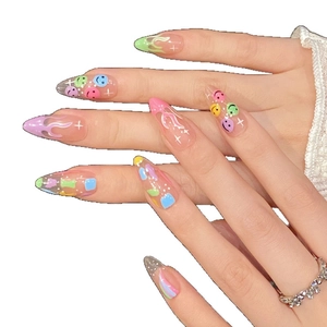 Faux ongles amande arc-en-ciel avec visages souriants colorés et motifs de flammes peints