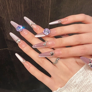 Unghie finte stiletto lunghe viola occhio di gatto con grandi strass viola di lusso