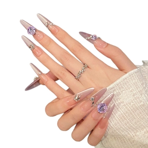 Unghie finte lussuose sfumate viola cat-eye con cristalli e perle in forma stiletto