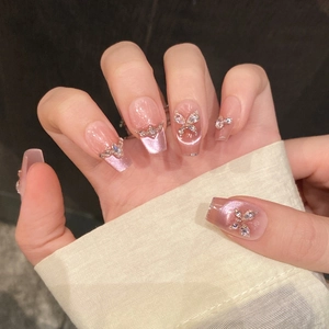 Unghie finte fatte a mano rosa occhio di gatto con farfalla di strass e accenti di cristallo