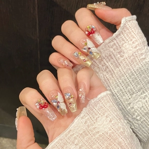 Faux ongles coffin faits main avec effet œil de chat, gemmes colorées et nœuds papillon