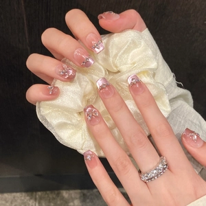 Unghie finte rosa sfumate con farfalle 3D e strass su punte quadrate e ovali eleganti