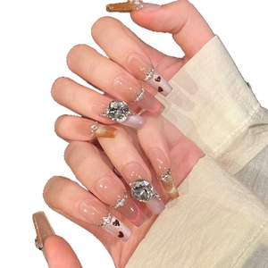 Funkelnde rosa Cat-Eye-Nägel zum Aufkleben mit Herz-Kristallen und langer Trapez-Form