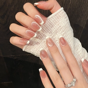 Französische Kunstnägel zum Aufkleben mit Nude-Rosa Katzenaugen-Effekt und weißem Rand