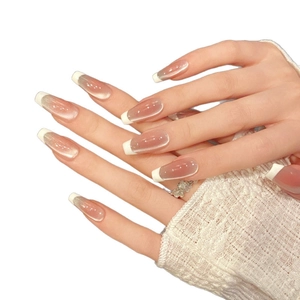 Elegante lange Ballerina Cat-Eye Kunstnägel mit weißen French Tips und nude-pinkem Verlauf