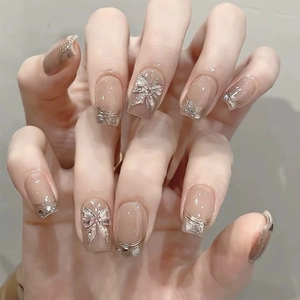 Unghie Finte a Pressione Realizzate a Mano con Farfalla 3D Nude Blush Corte Quadrate Tonde Stile Fata Punte Francesi in Strass Argento
