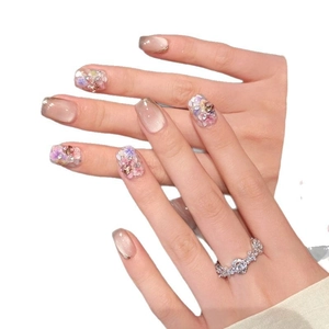 Faux ongles œil-de-chat élégants avec fleurs roses et strass scintillants
