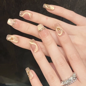 Faux ongles œil-de-chat dorés luxueux avec strass brillants et accents de perles