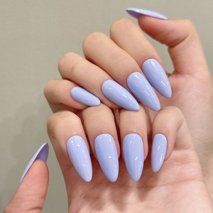 Minimalistische mandelförmige künstliche Nägel in Hell-Lavendel mit glänzendem Finish für Alltag