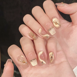 Faux ongles œil de chat champagne avec strass de luxe et détails de chaîne dorée