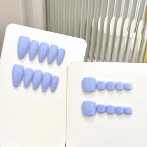 Glänzendes hellviolettes Mandel-Nagel-Set für Finger und Zehen auf Displaykarte