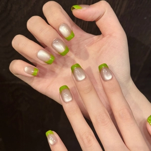 Unghie finte Cat Eye verde francese con glitter magnetici color argento champagne