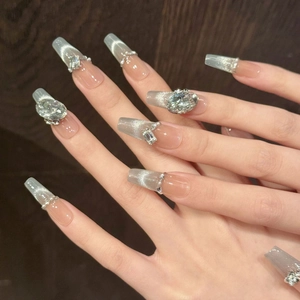 Luxus Cat-Eye Press-on-Nägel in Grau mit Perlenverzierung und großen Edelsteinen