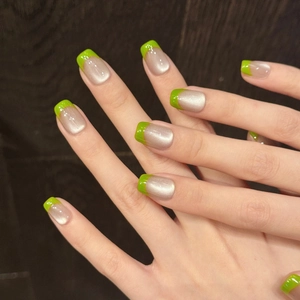 Unghie cat eye champagne con punte francesi verde fluo dal design minimalista