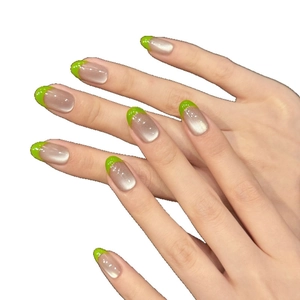 Unghie finte cat-eye argento con punte francesi verde fluorescente, forma a mandorla