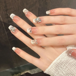 Französische Cat-Eye-Nägel zum Aufkleben mit Silberglitzer und funkelnden Strasssteinen