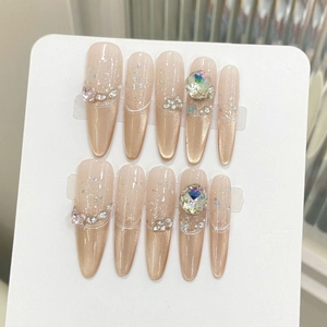 Handgefertigte mandelförmige Nude-Cat-Eye-Nägel mit luxuriösen Kristallen und Perlen