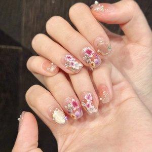 Faux ongles œil de chat fleuris avec pétales scintillants et perles sur pointes carrées