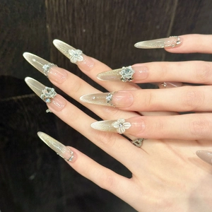 Cat eye amandel plaknagels met 3D-bloemen, strasstenen en elegante kettingaccenten