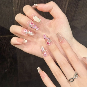Faux ongles œil-de-chat avec fleurs séchées violettes, perles et strass scintillants