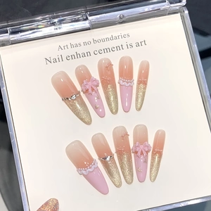 Makro-Detail von Stiletto-Press-On-Nägeln mit rosa Farbverlauf und Perlenbogen-Akzenten