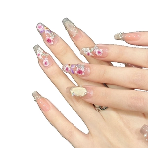 Faux ongles trapèze longs avec motifs floraux rose-violet et ornements de perles
