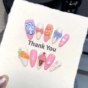 Détails de faux ongles faits main avec nœuds 3D, lapins et breloques de crème glacée