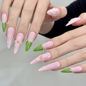 Faux ongles amande faits main avec fleurs 3D et strass en rose et vert tendre