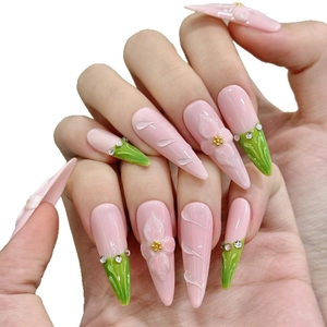 Faux ongles amande roses avec fleurs 3D sculptées et dégradé de feuilles vertes